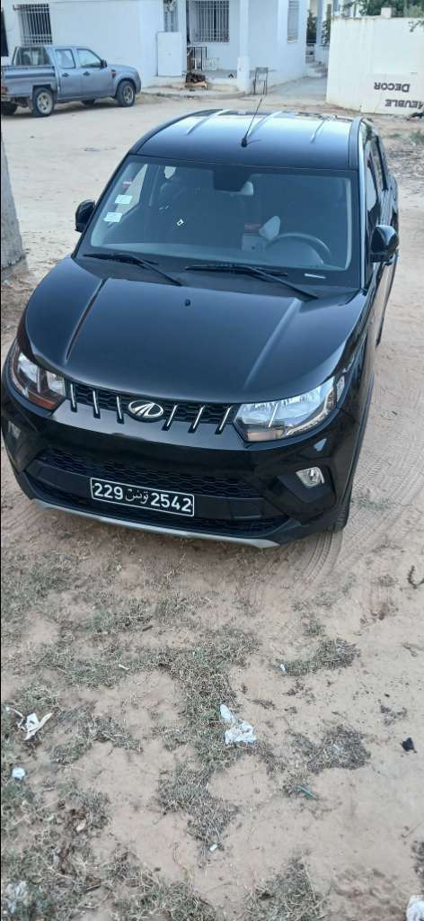 Mahindra kuv100 k8