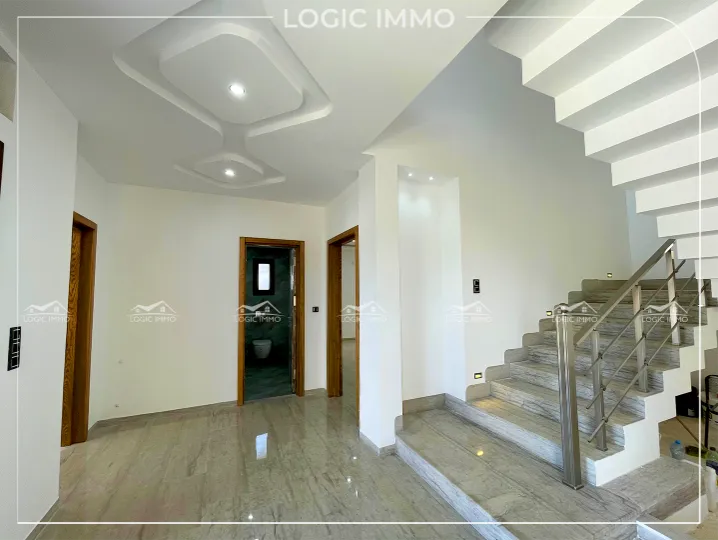A vendre une villa S+4 située à monchar Hammamet