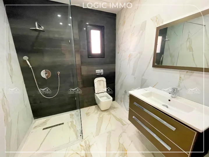 A vendre une villa S+4 située à monchar Hammamet