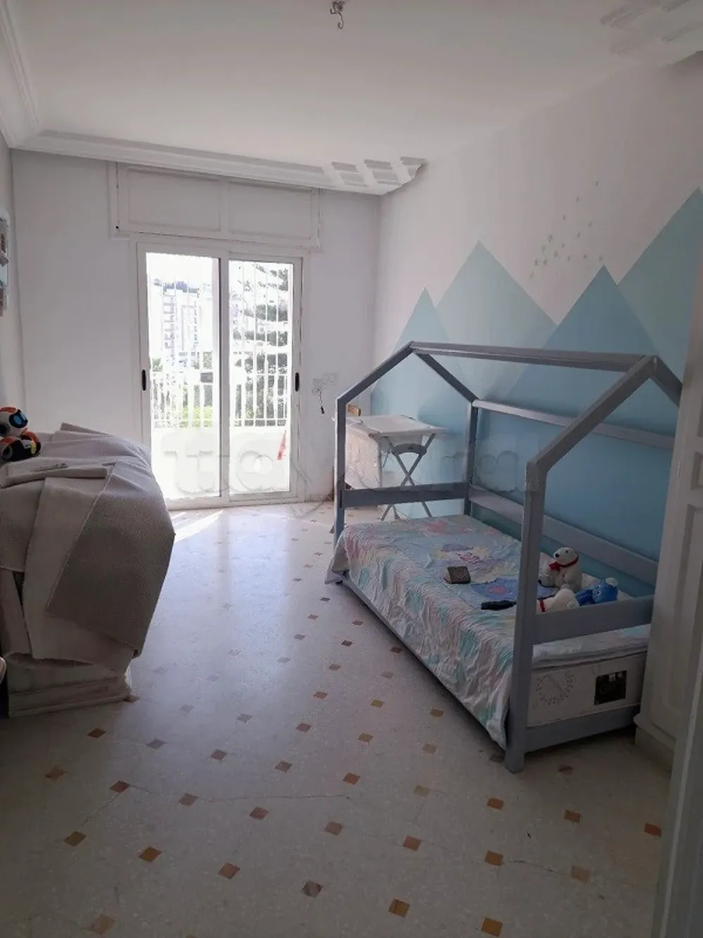 'un étage de villa au 1ére étage S+3 semi meublé avec entrée indépendante situé Ennaser 2