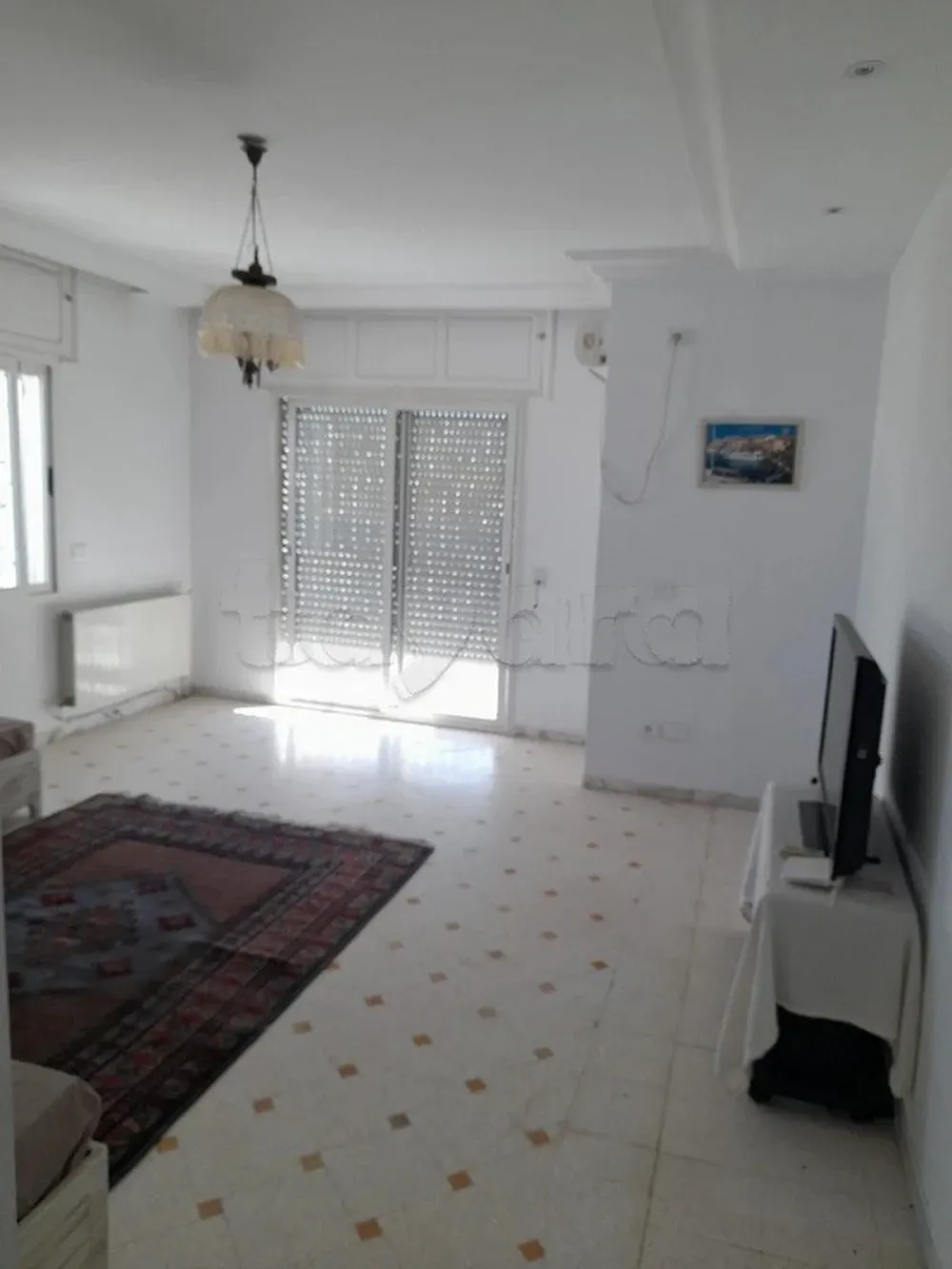 'un étage de villa au 1ére étage S+3 semi meublé avec entrée indépendante situé Ennaser 2
