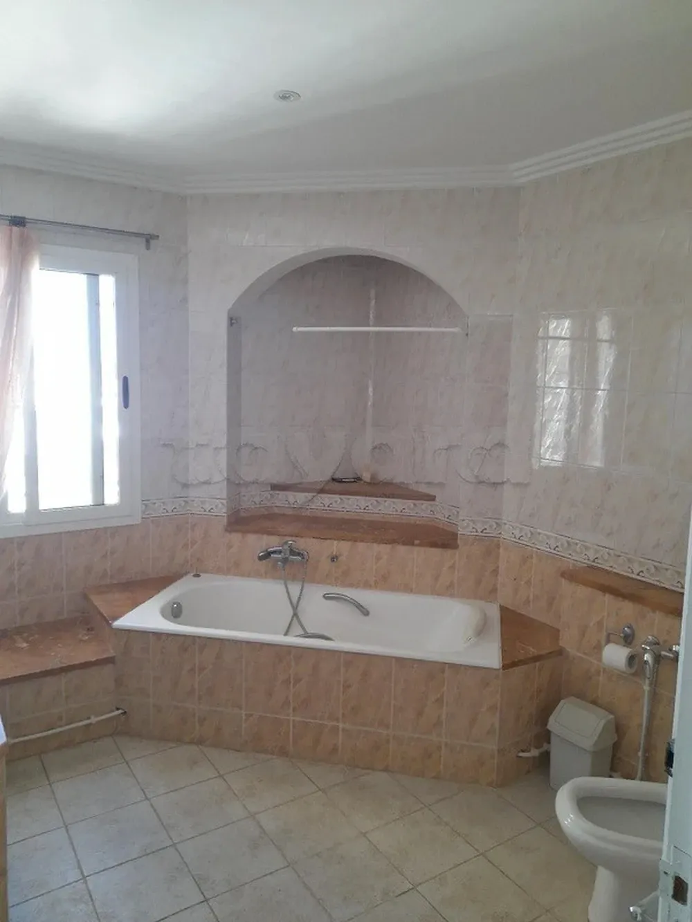'un étage de villa au 1ére étage S+3 semi meublé avec entrée indépendante situé Ennaser 2