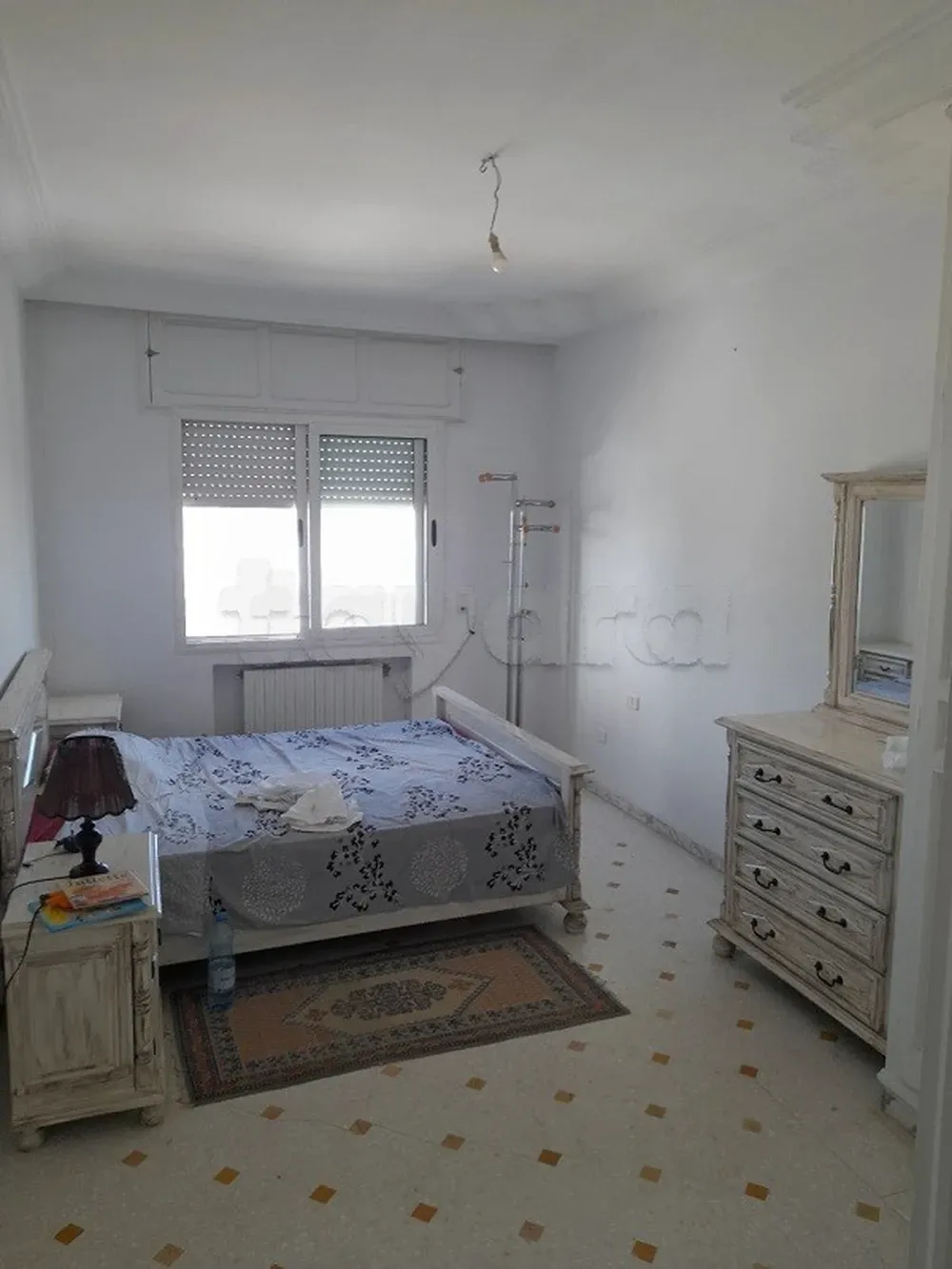 'un étage de villa au 1ére étage S+3 semi meublé avec entrée indépendante situé Ennaser 2