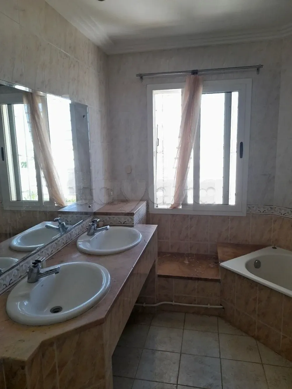 'un étage de villa au 1ére étage S+3 semi meublé avec entrée indépendante situé Ennaser 2