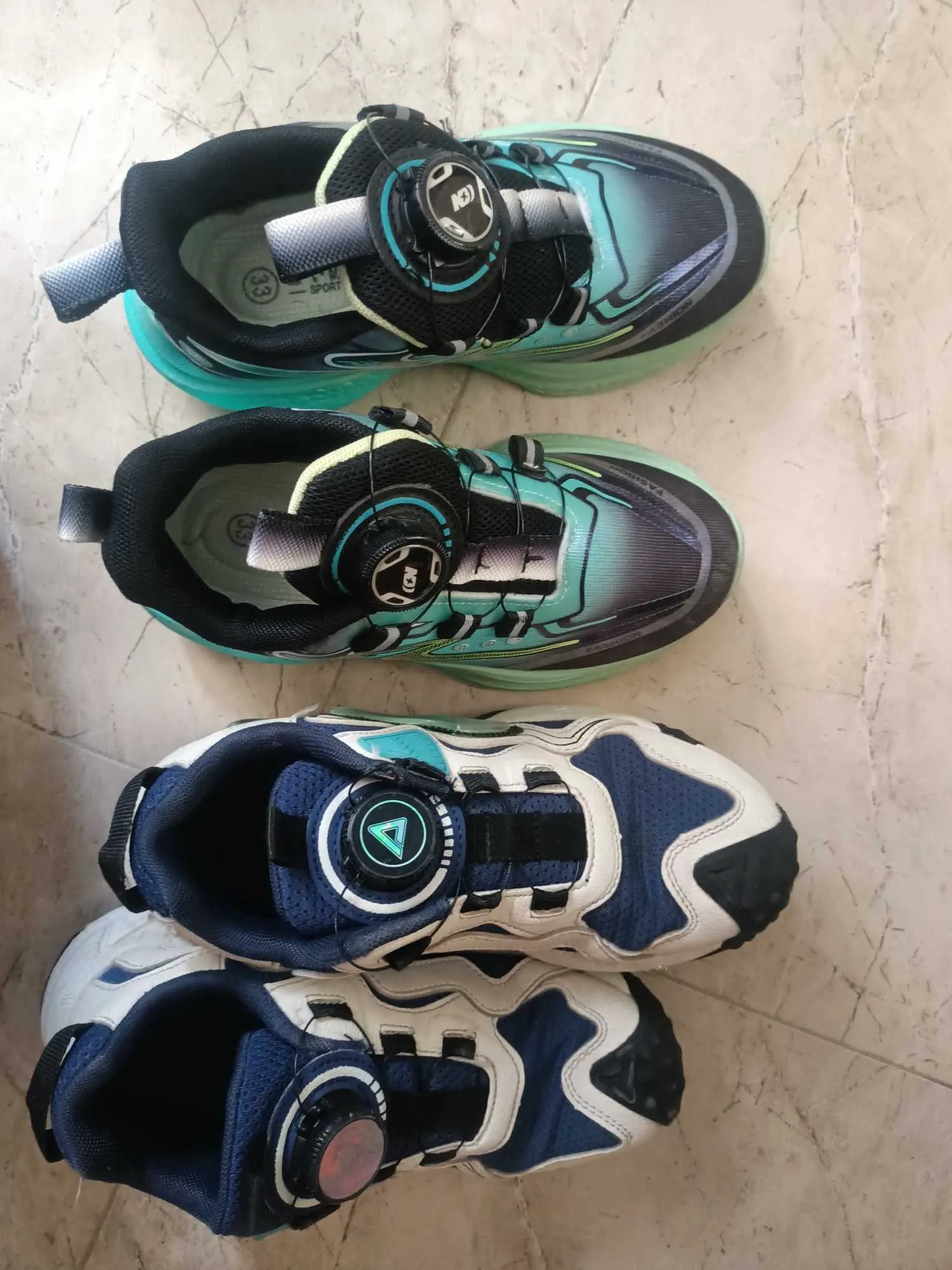 2 paires de chaussure pour  enfant
