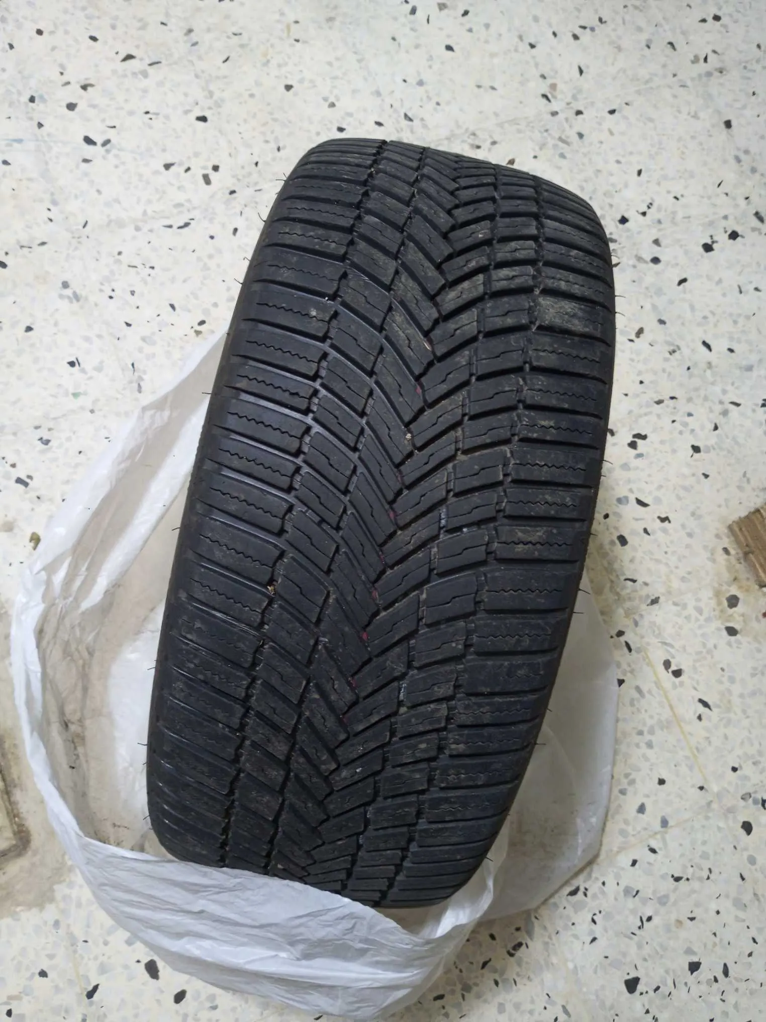 Pneu Bridgestone importé 225/40R18 92Y