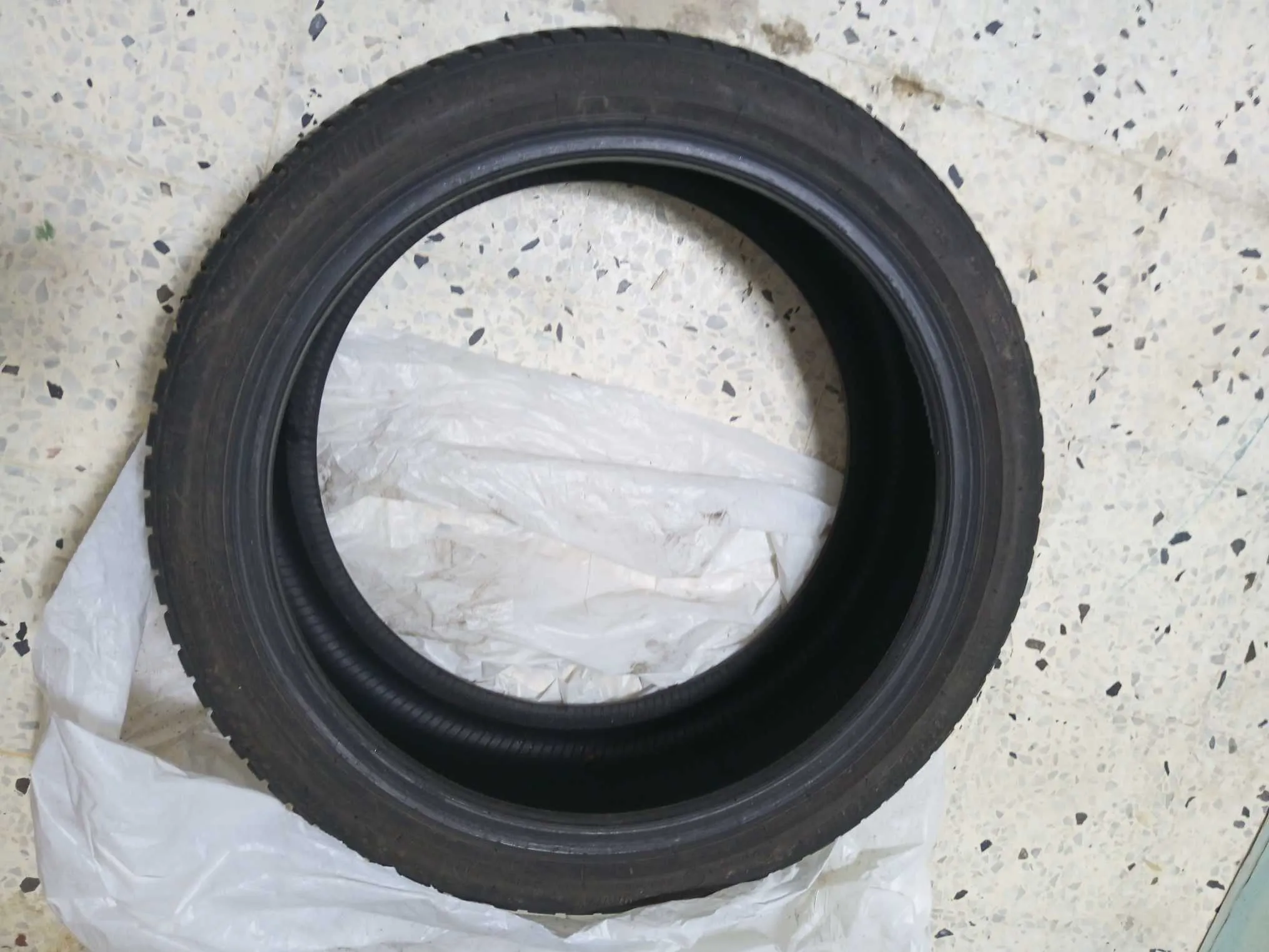 Pneu Bridgestone importé 225/40R18 92Y
