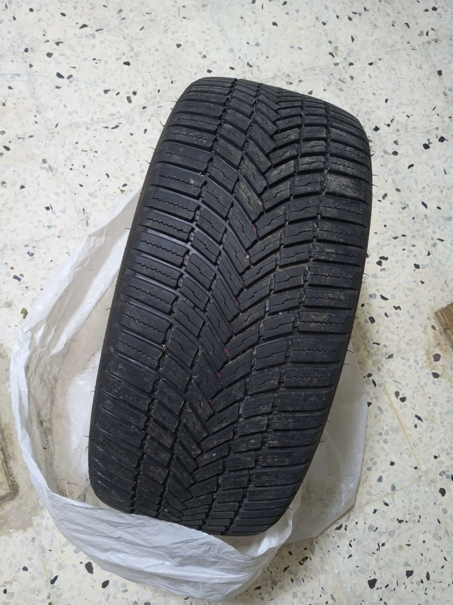Pneu Bridgestone importé 225/40R18 92Y