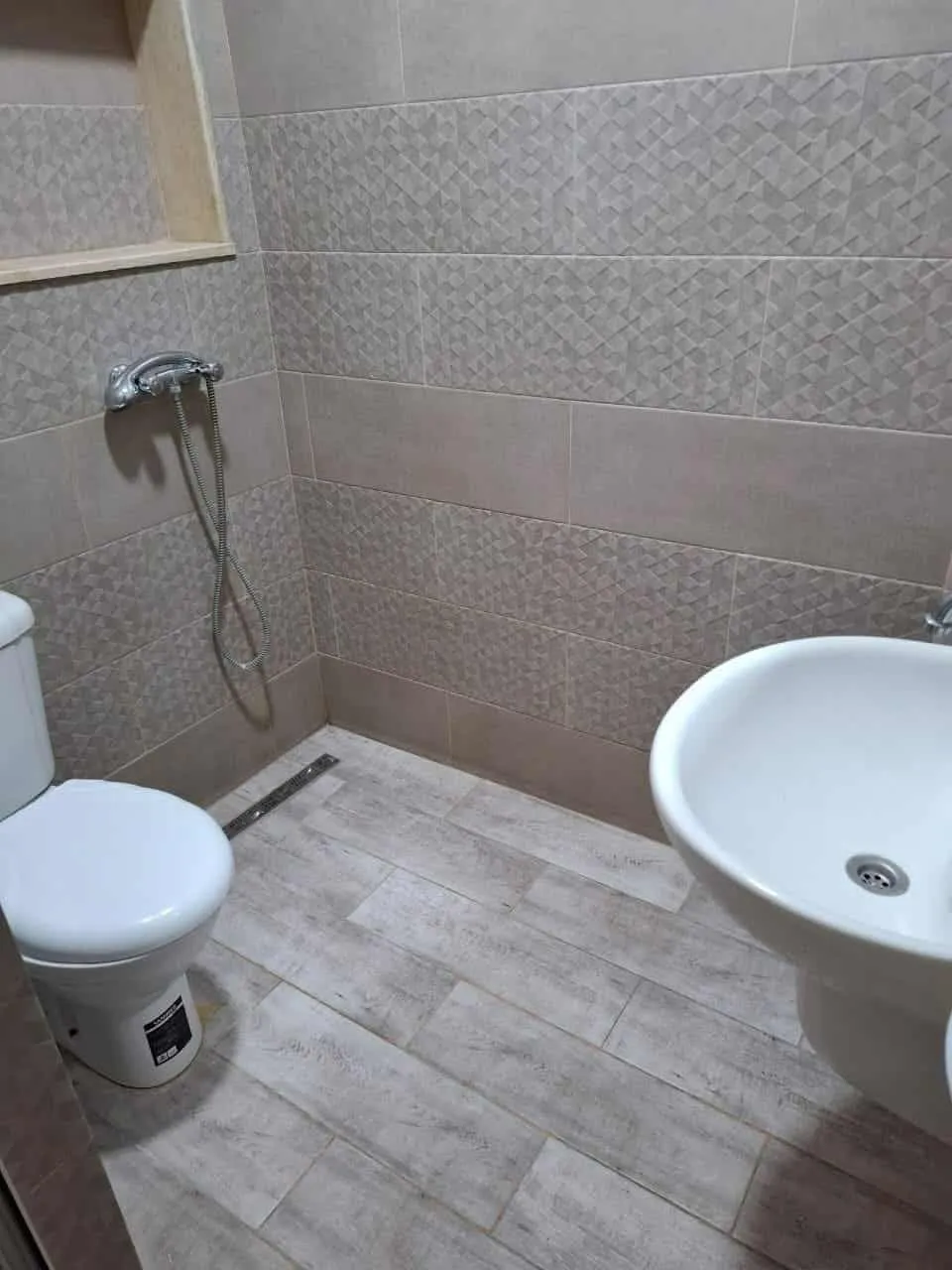 un appartements s+1 au 4éme étage (sans ascenseur) a louer situé a Bardo sur route X