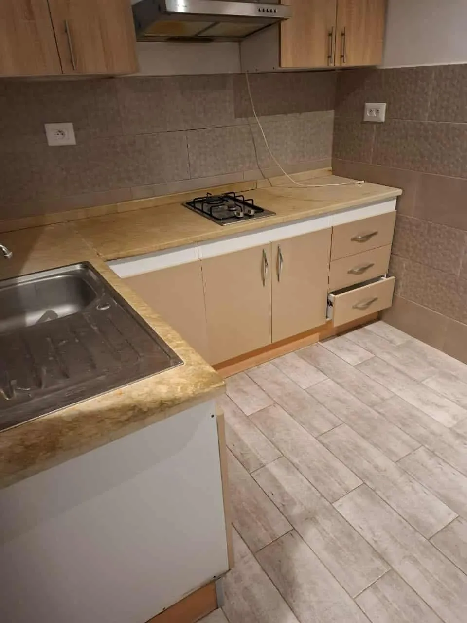 un appartements s+1 au 4éme étage (sans ascenseur) a louer situé a Bardo sur route X