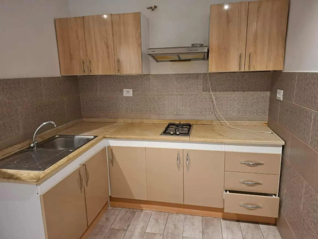 un appartements s+1 au 4éme étage (sans ascenseur) a louer situé a Bardo sur route X