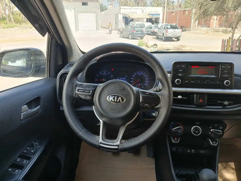 KIA PICANTO 1er main ESSENCE Tel 24 313 594