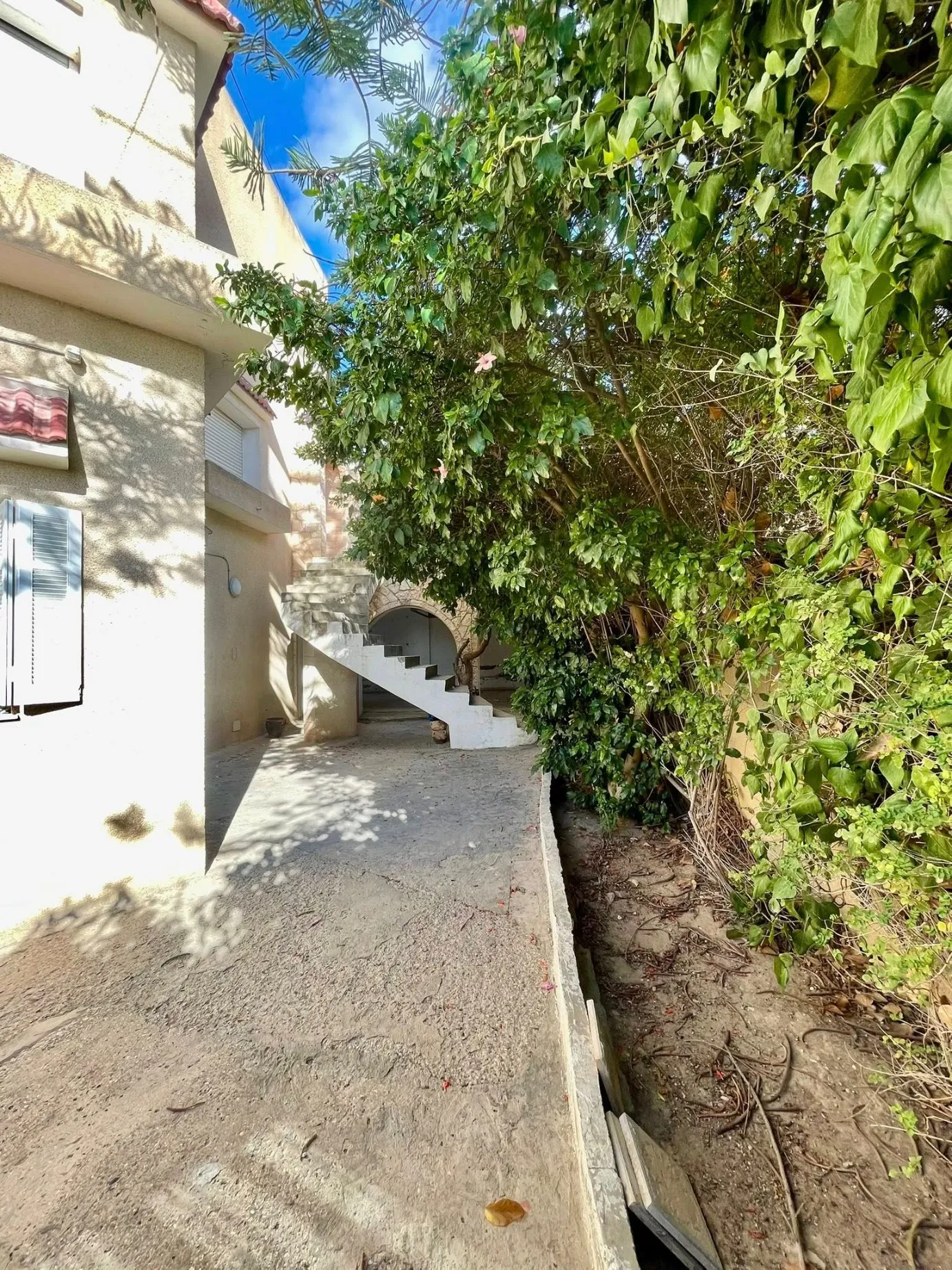 À VENDRE – Villa de Standing R+3 à Manar 1