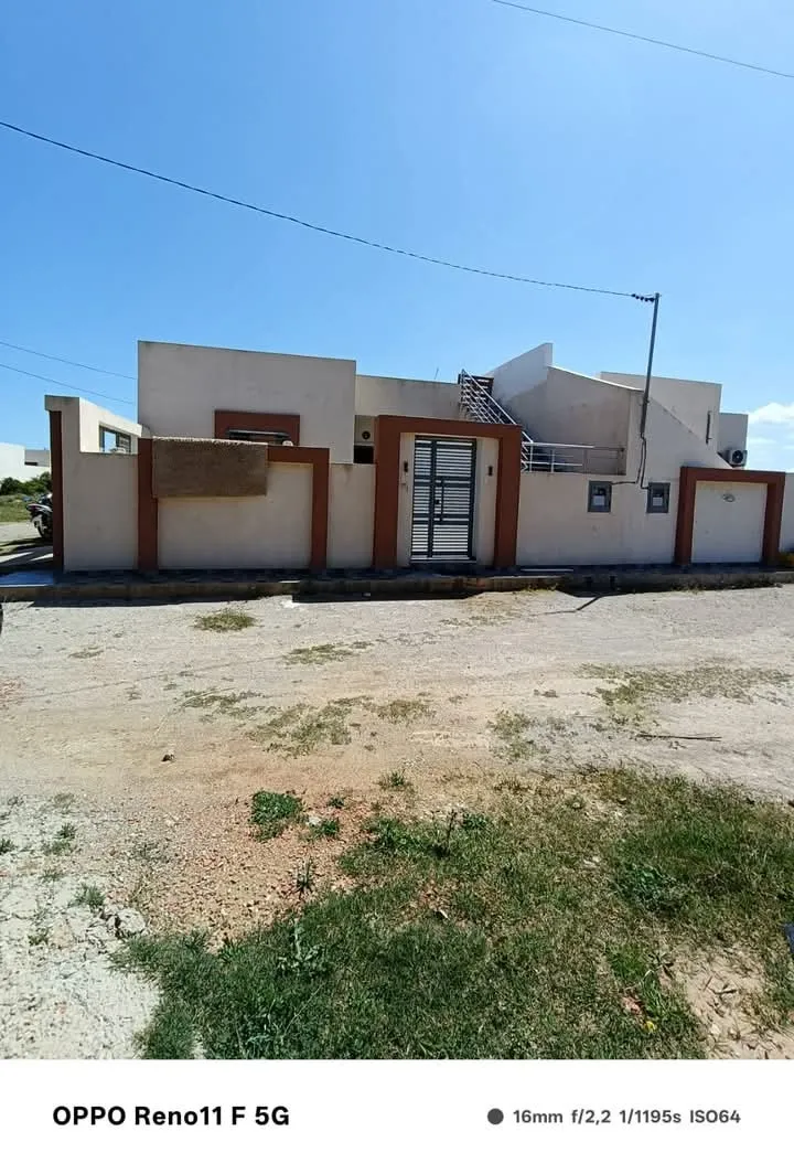 A vendre une belle villa à elhaouaria plage 