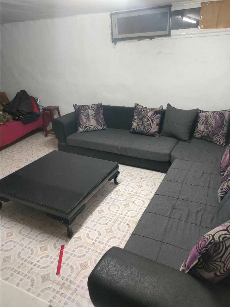 Salon 10 places noires avec une table 1m sur 1m