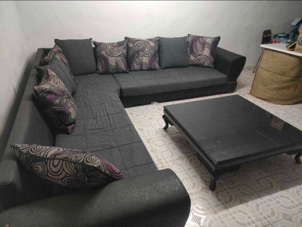 Salon 10 places noires avec une table 1m sur 1m