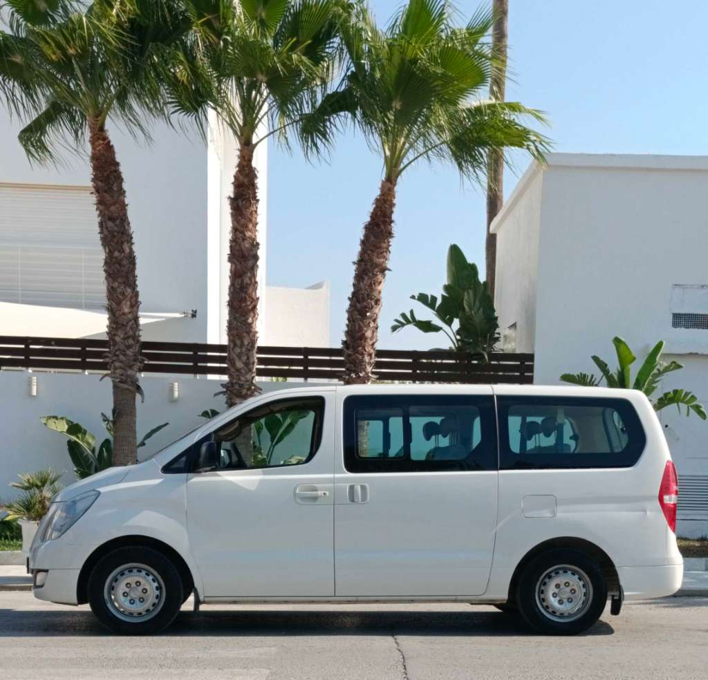 🚘 Hyundai H-1  // 9 places