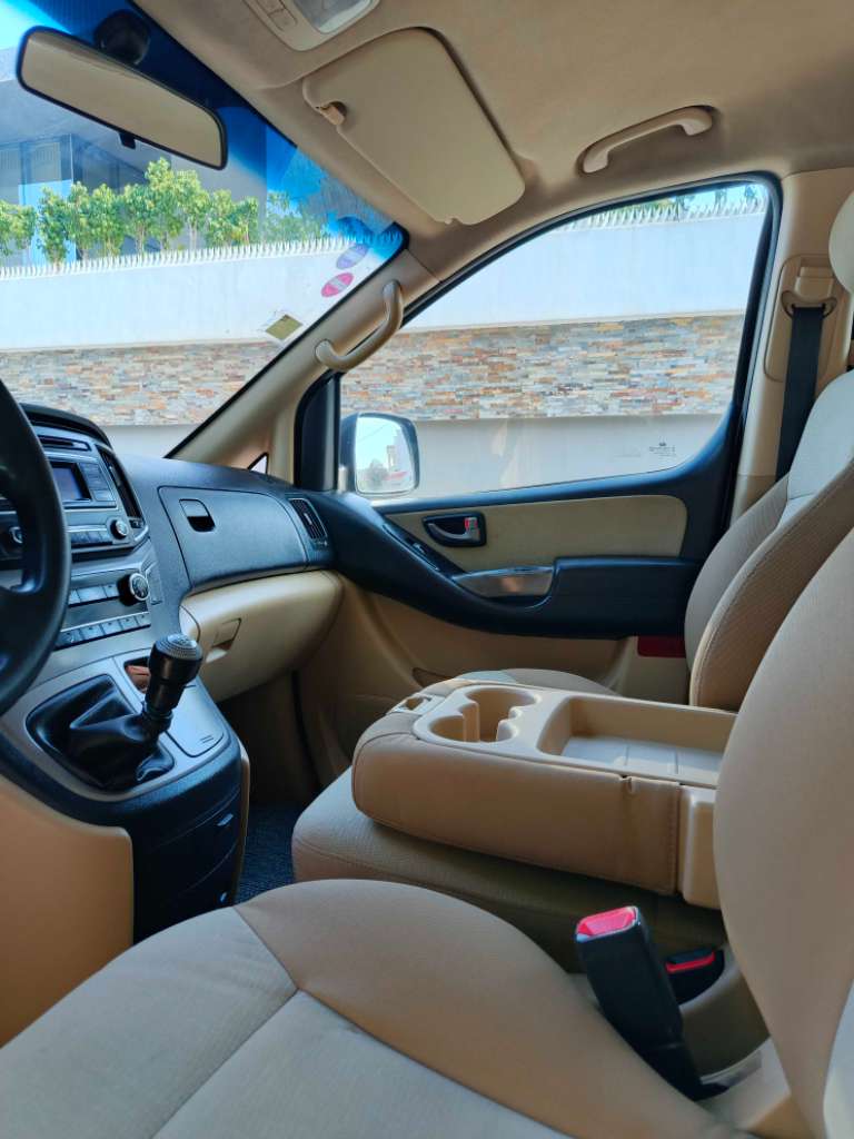 🚘 Hyundai H-1  // 9 places