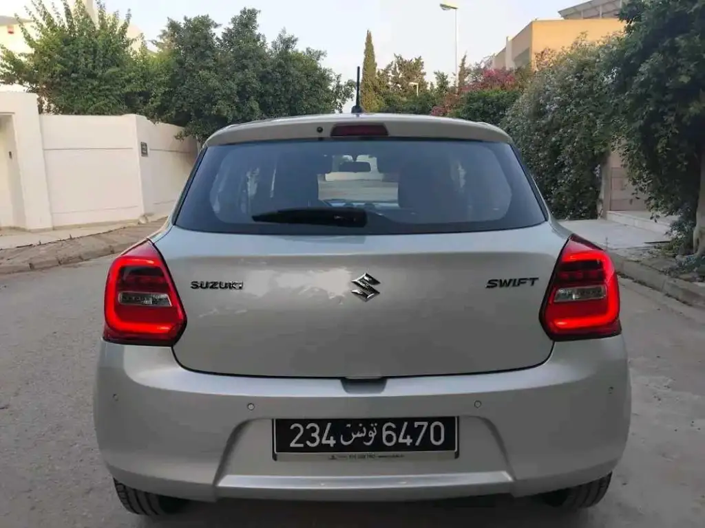 SUZUKI SWIFT PREMIÈRE MAIN EN TRÈS BON ÉTAT