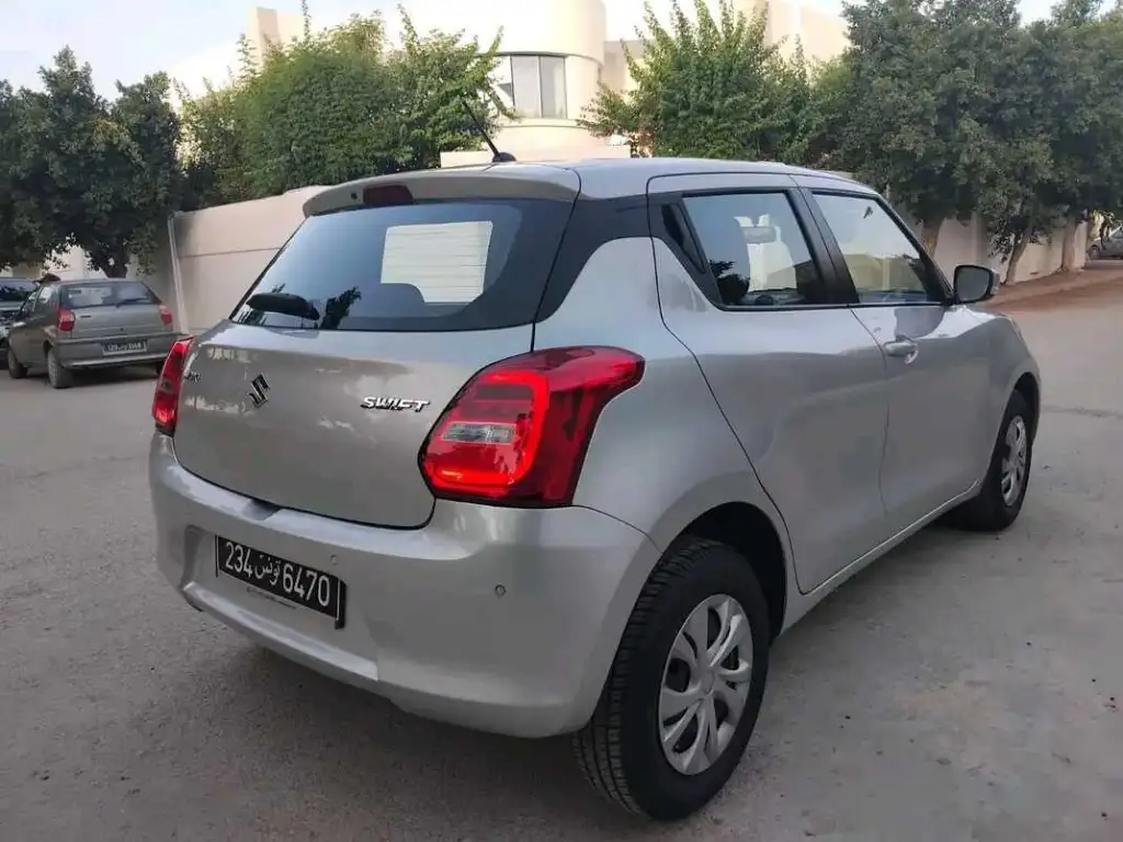 SUZUKI SWIFT PREMIÈRE MAIN EN TRÈS BON ÉTAT