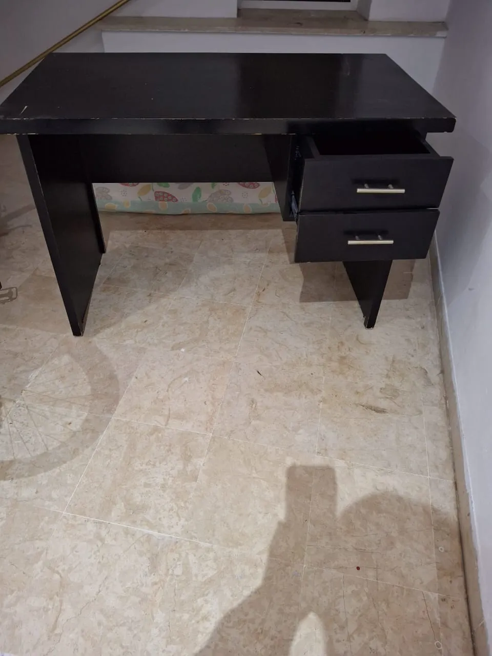 À vendre : Bureau en bois – Couleur noir – Avec 2 tiroirs – Bon état