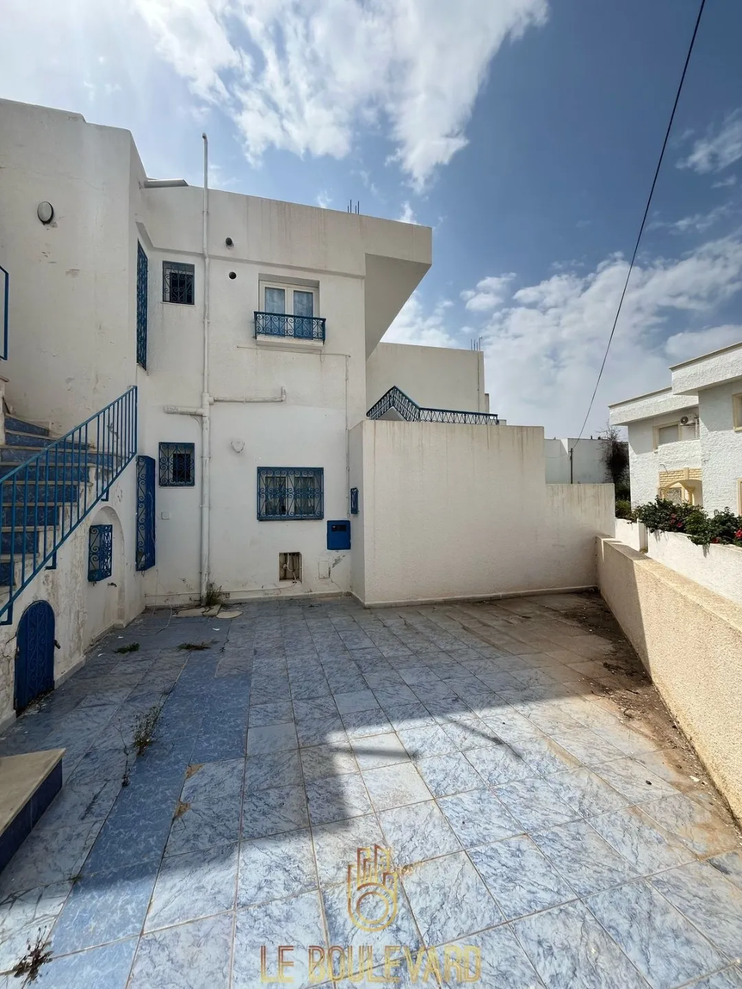 À vendre Maison sur deux niveaux au bord de la mer, à Lido, Nabeul
