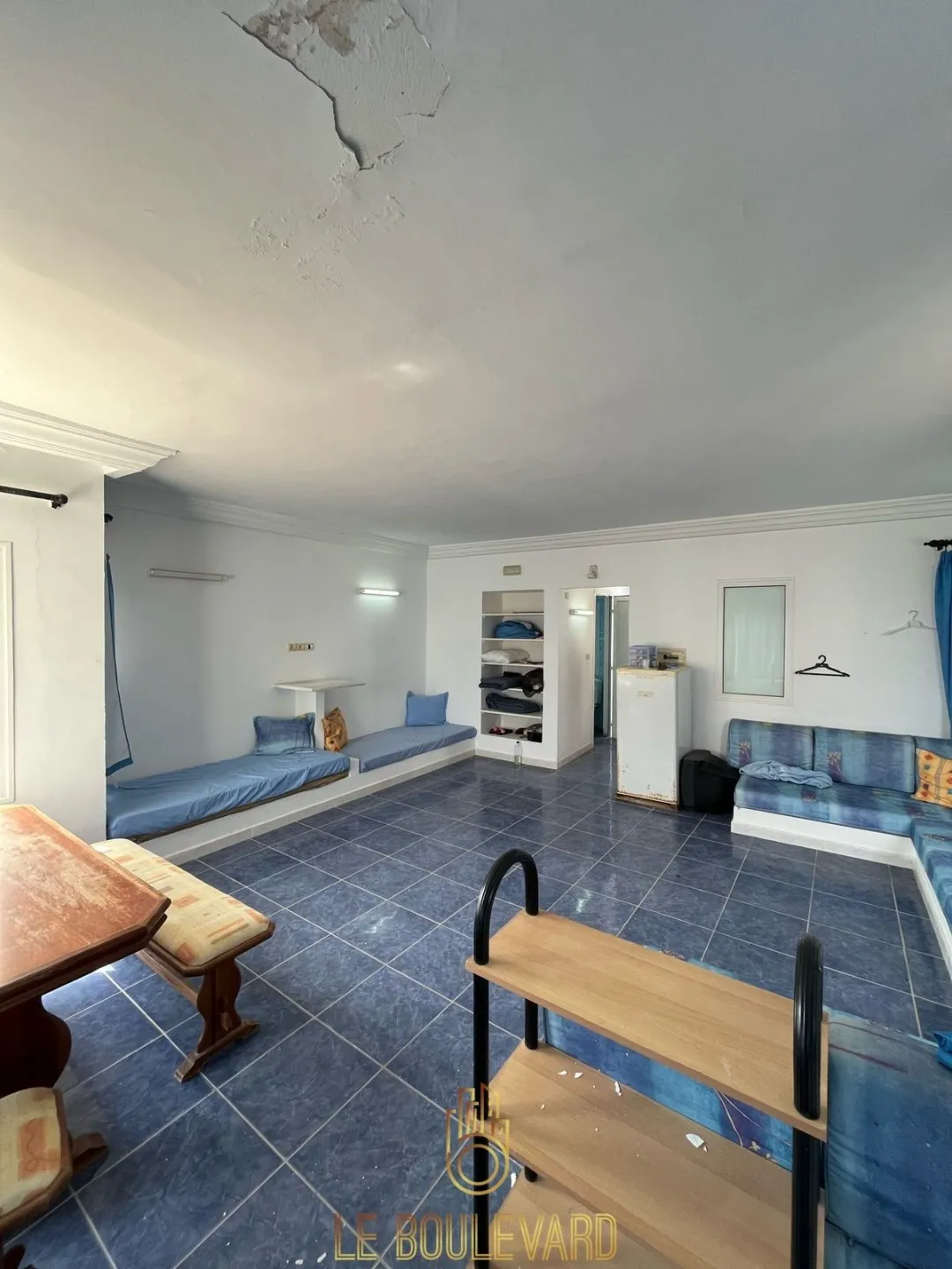 À vendre Maison sur deux niveaux au bord de la mer, à Lido, Nabeul