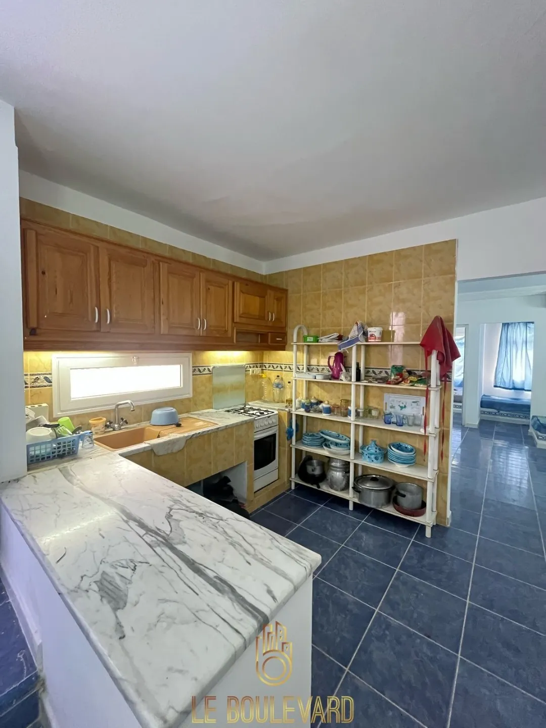 À vendre Maison sur deux niveaux au bord de la mer, à Lido, Nabeul
