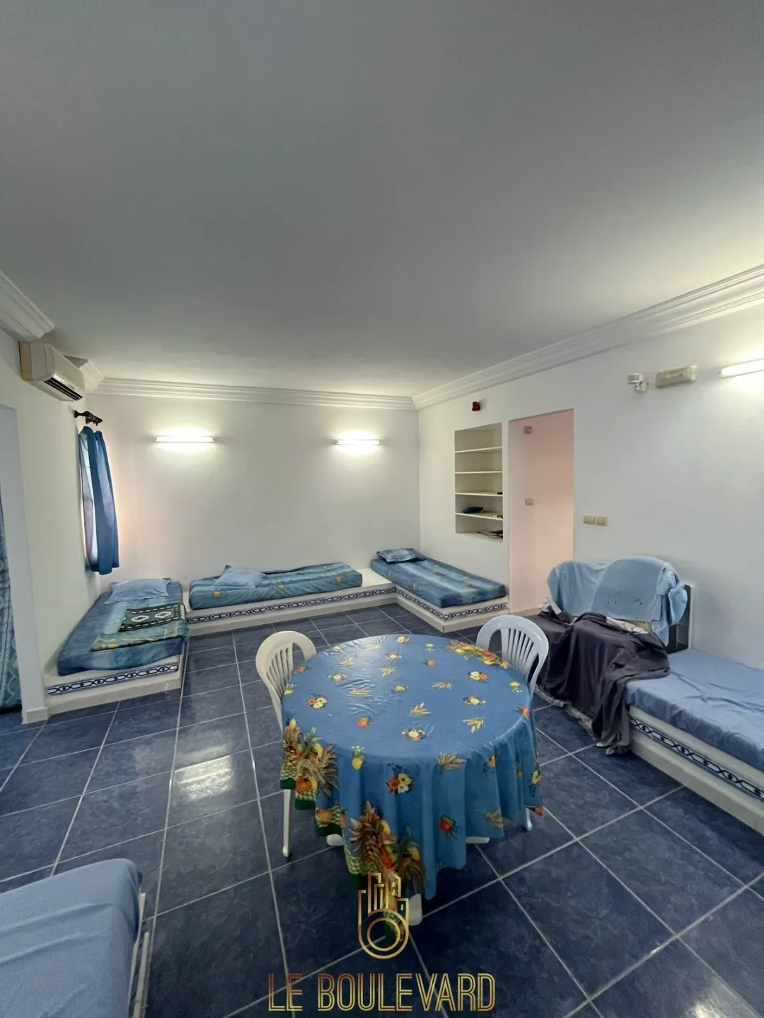À vendre Maison sur deux niveaux au bord de la mer, à Lido, Nabeul