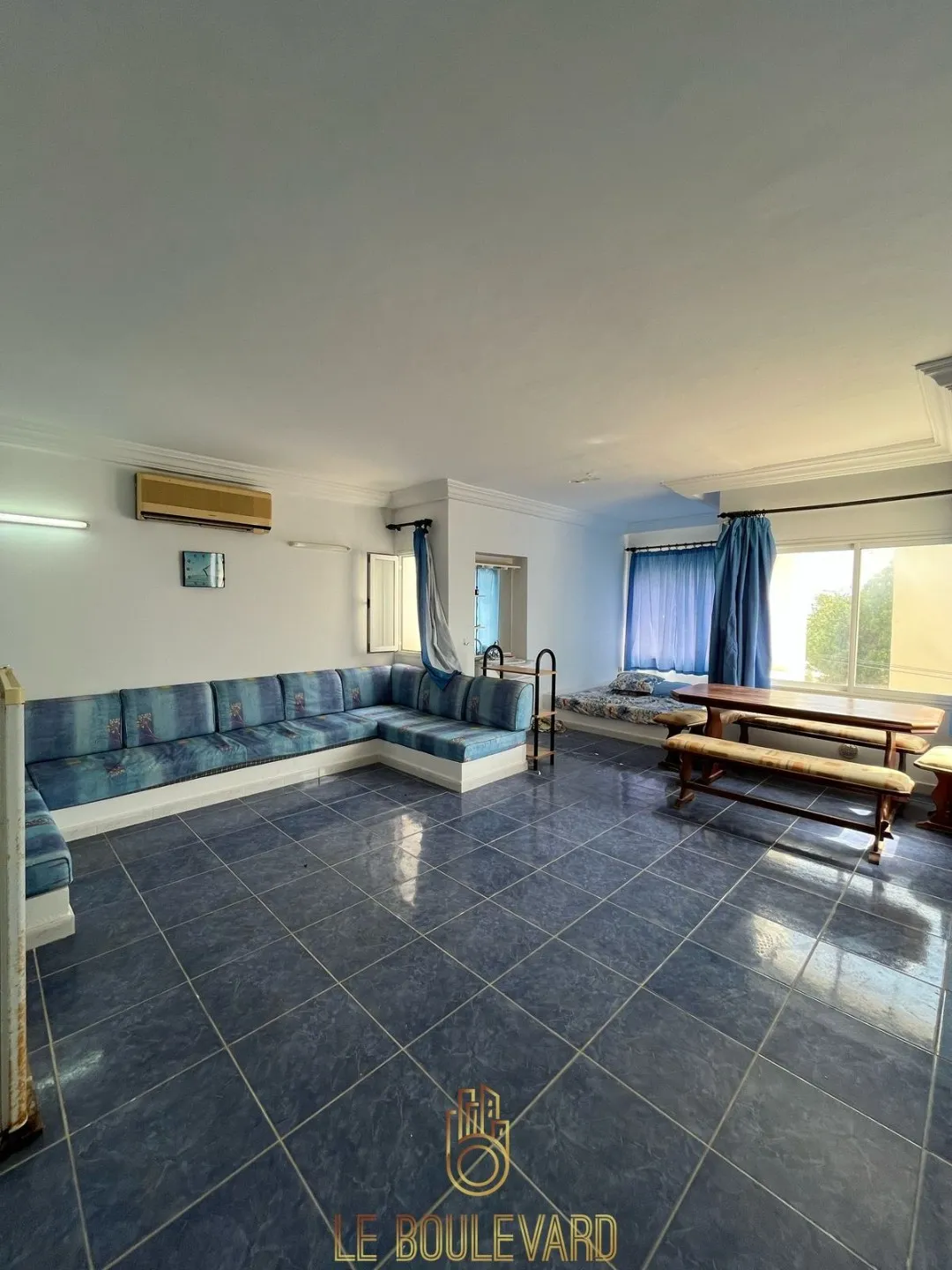 À vendre Maison sur deux niveaux au bord de la mer, à Lido, Nabeul