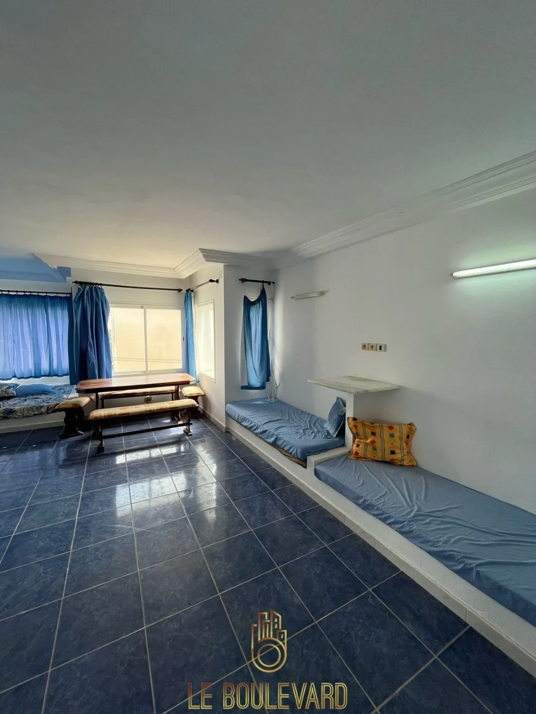 À vendre Maison sur deux niveaux au bord de la mer, à Lido, Nabeul