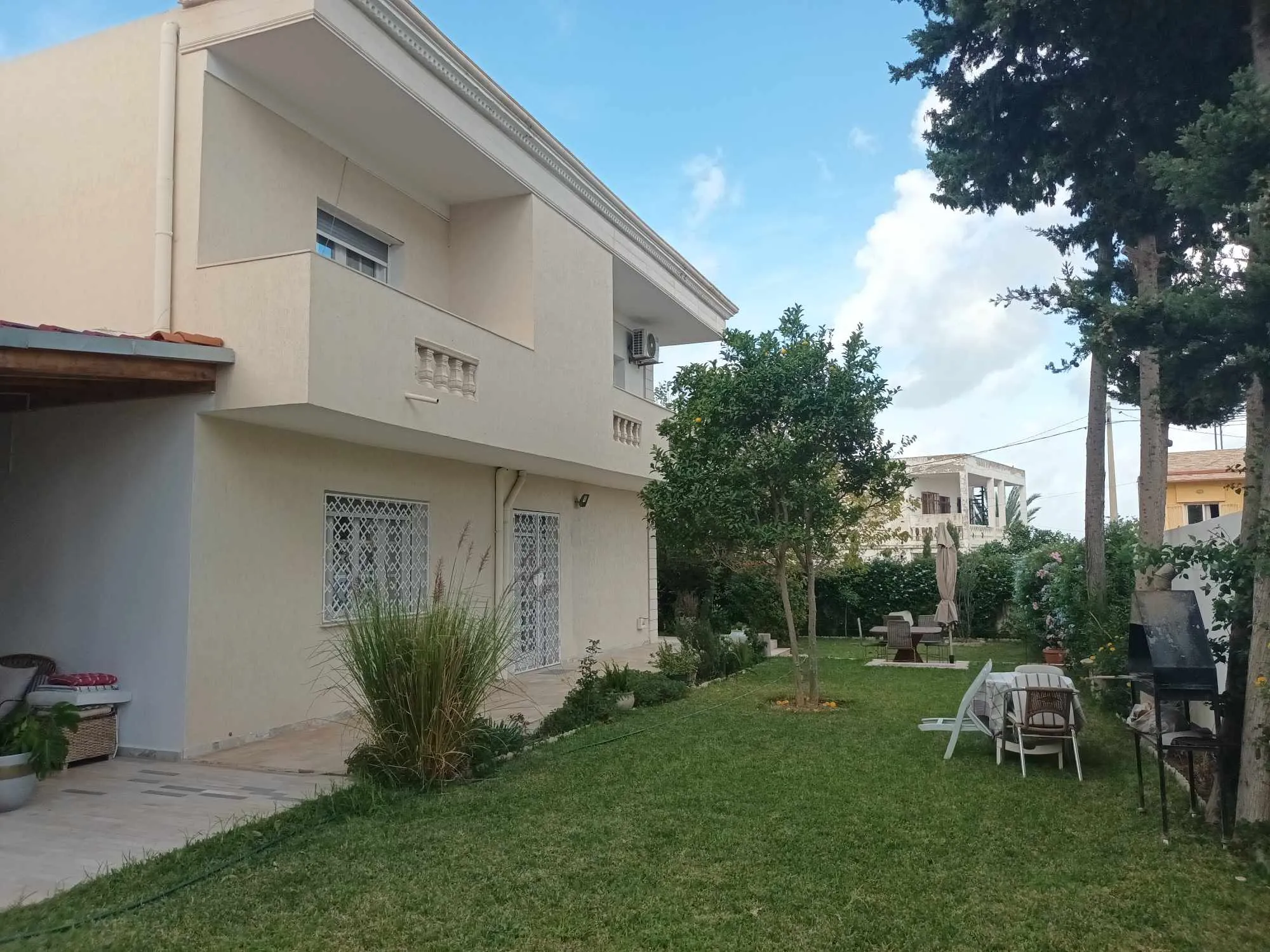 une très belle villa à deux niveaux à corniche Bizerte