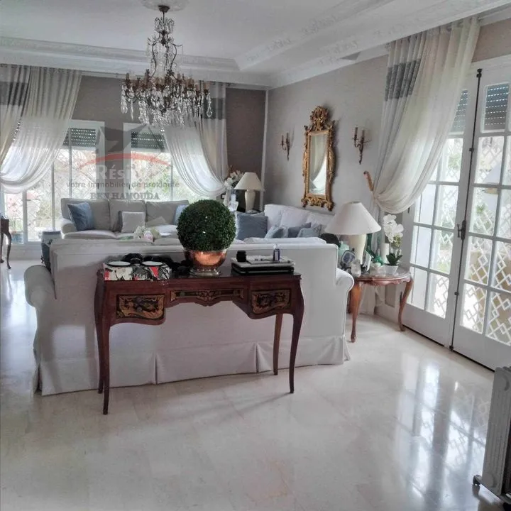une très belle villa à deux niveaux à corniche Bizerte