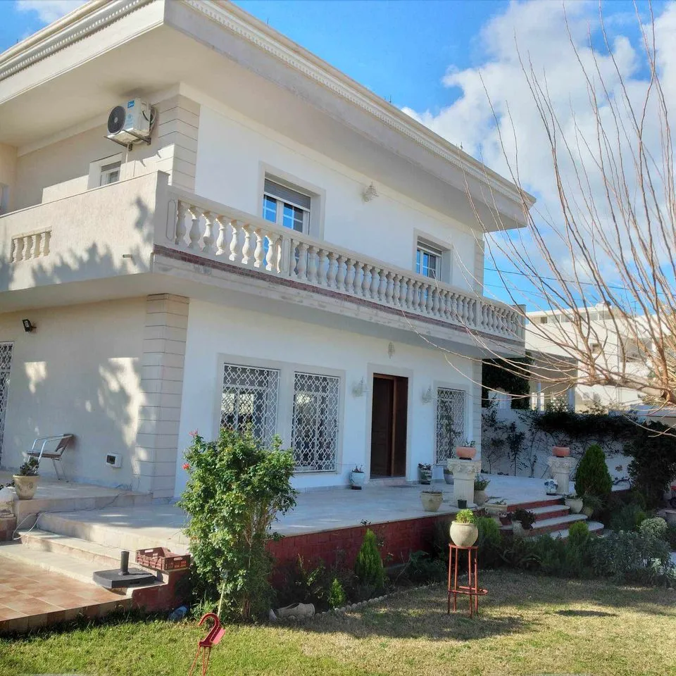 une très belle villa à deux niveaux à corniche Bizerte