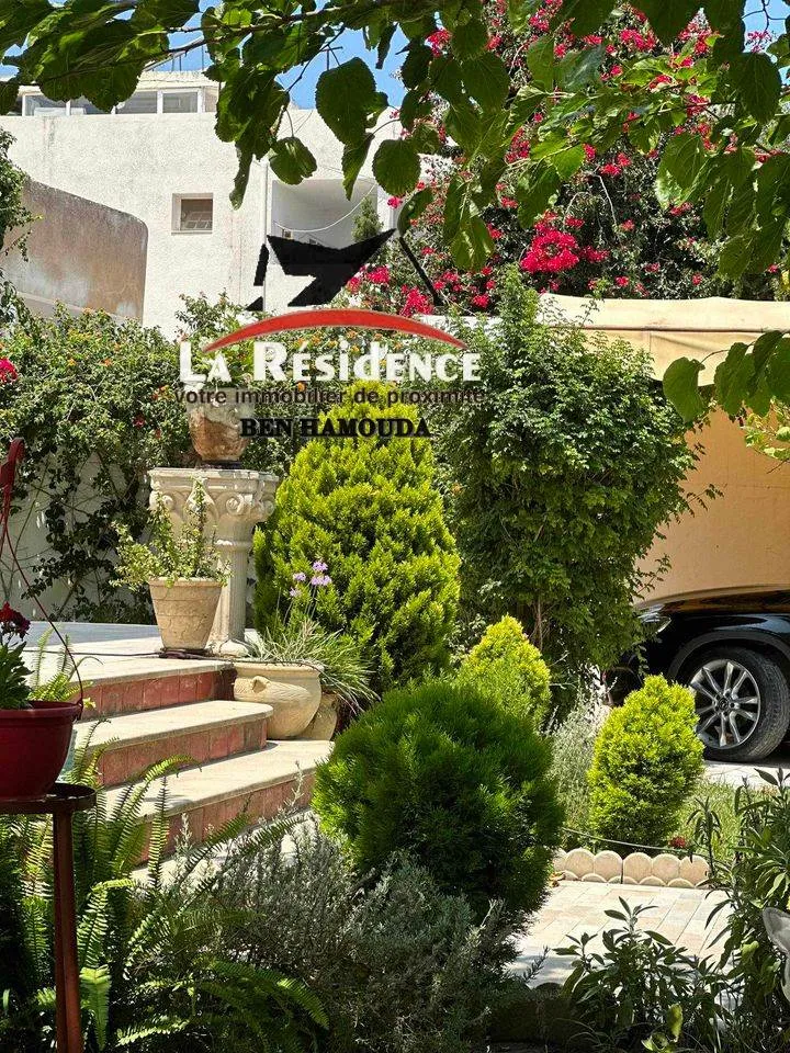 une très belle villa à deux niveaux à corniche Bizerte