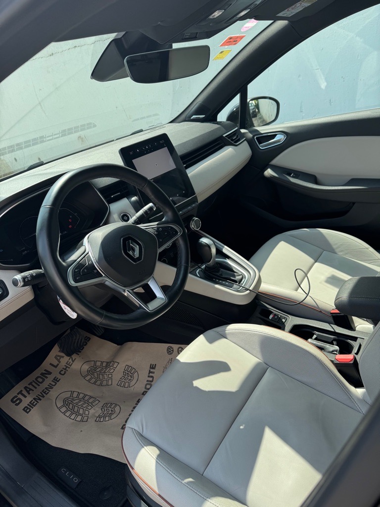 Clio 5 hybride finition initiale ( unique en Tunisie )