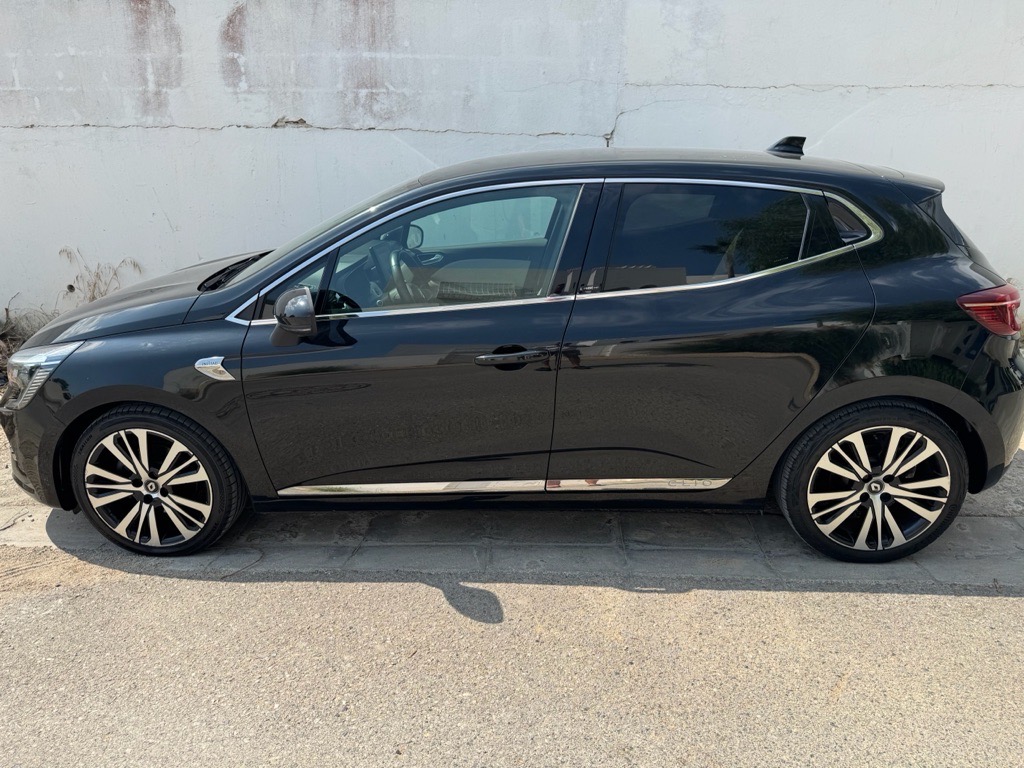 Clio 5 hybride finition initiale ( unique en Tunisie )