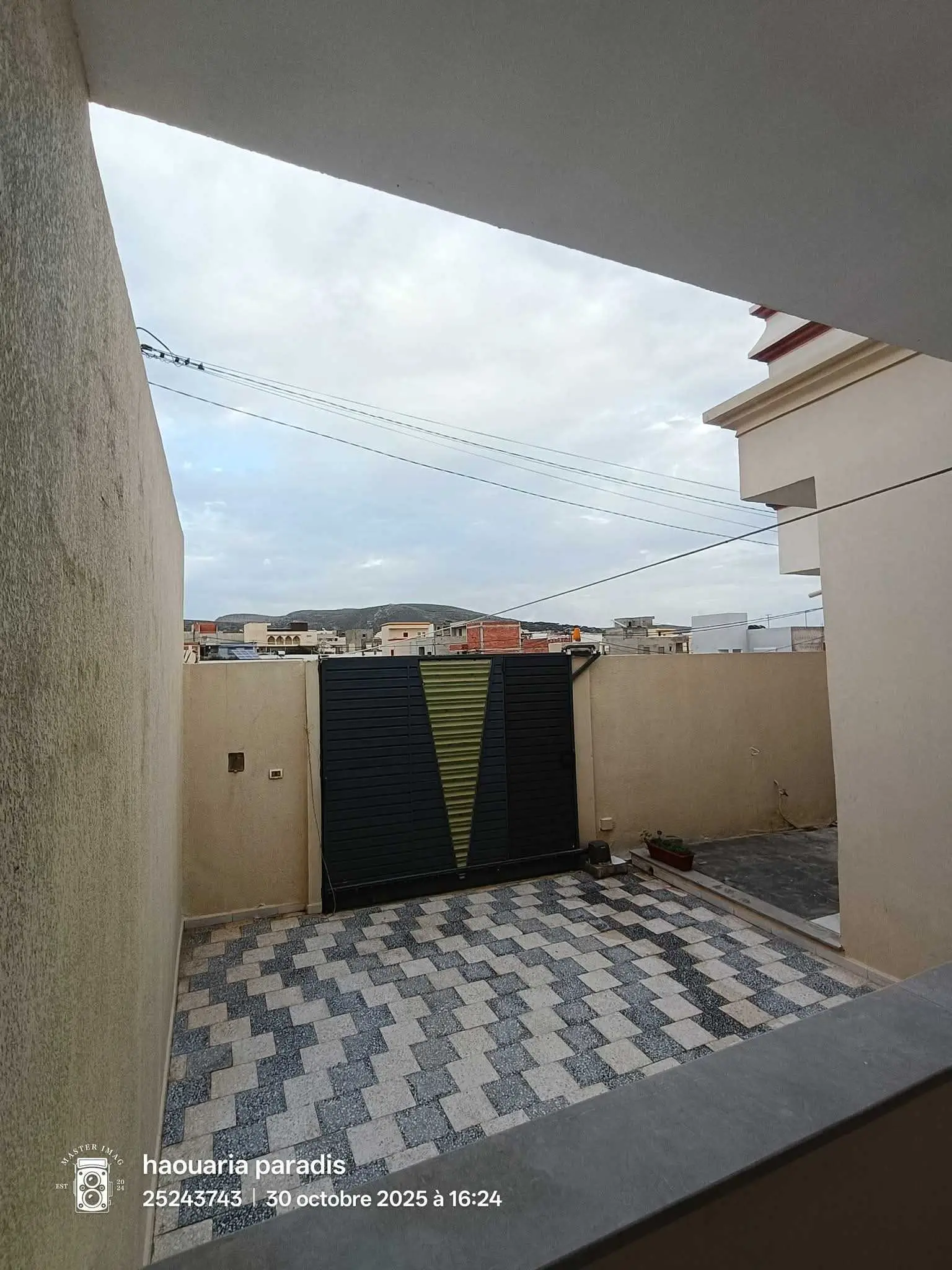 للبيع منزل وسط مدينة الهوارية