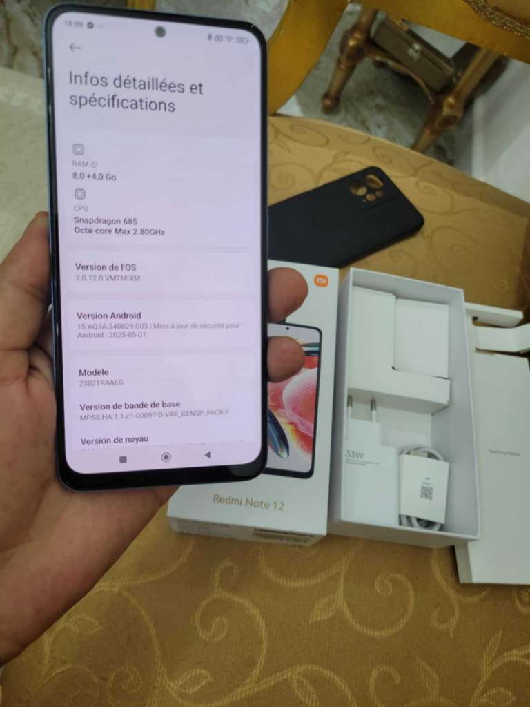 redmi note 12 très propre 
ram 8g+4
stockage 128g 

