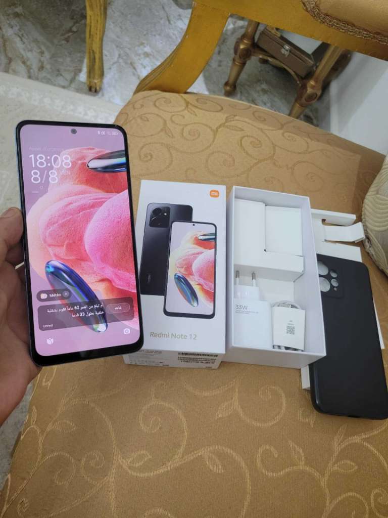 redmi note 12 très propre 
ram 8g+4
stockage 128g 

