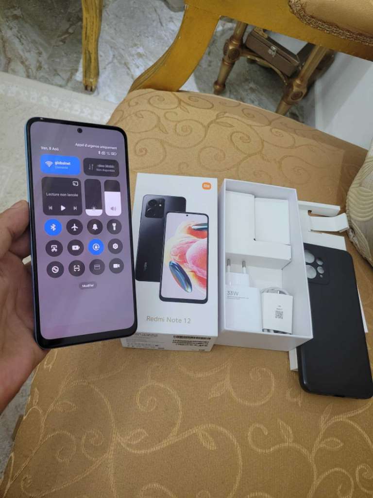 redmi note 12 très propre 
ram 8g+4
stockage 128g 


