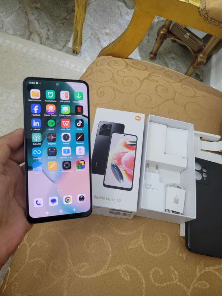 redmi note 12 très propre 
ram 8g+4
stockage 128g 

