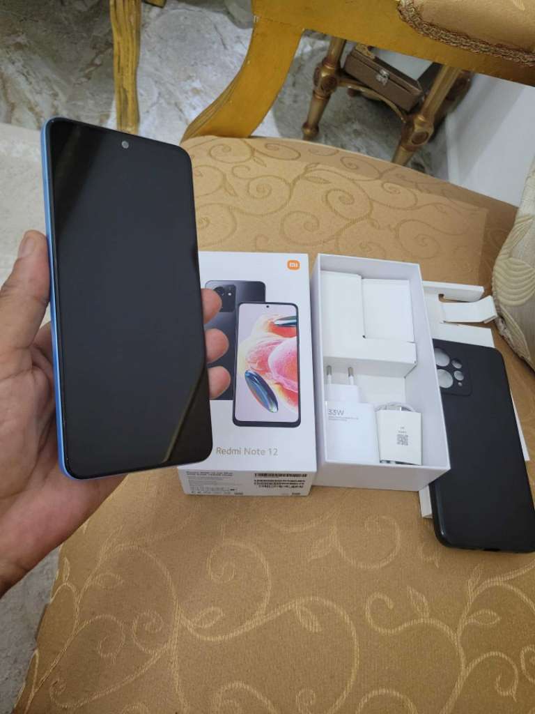 redmi note 12 très propre 
ram 8g+4
stockage 128g 

