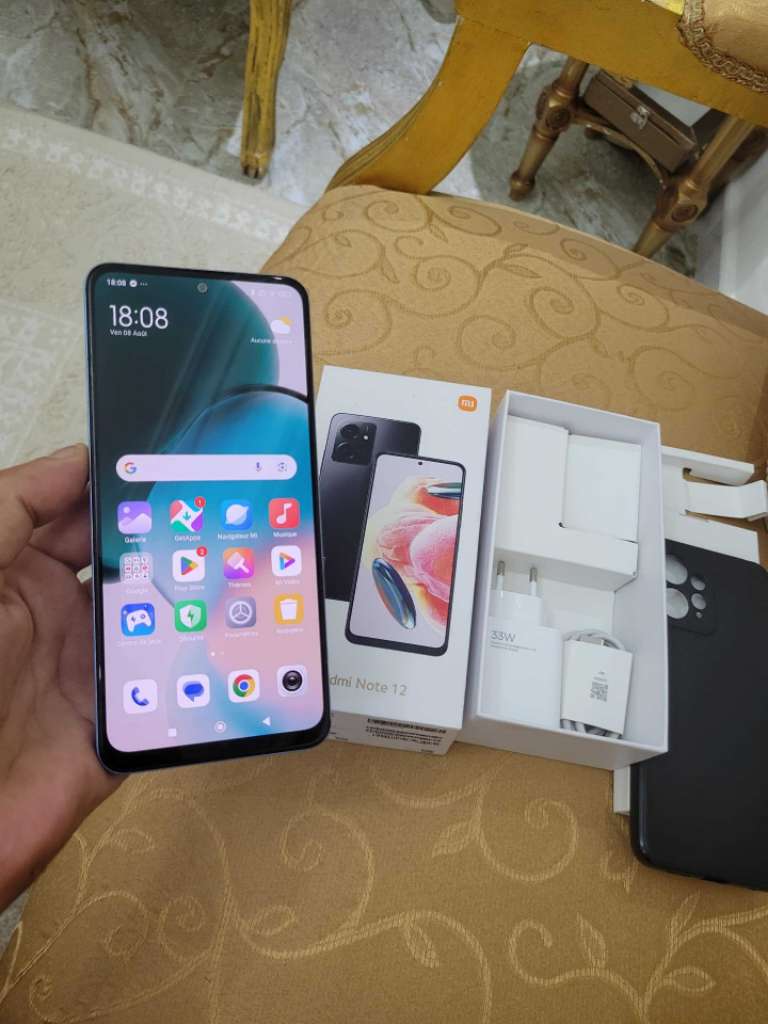 redmi note 12 très propre 
ram 8g+4
stockage 128g 


