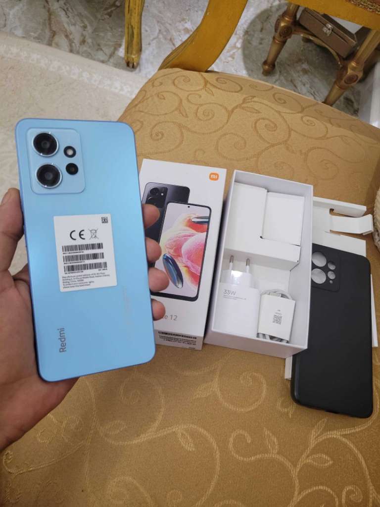 redmi note 12 très propre 
ram 8g+4
stockage 128g 

