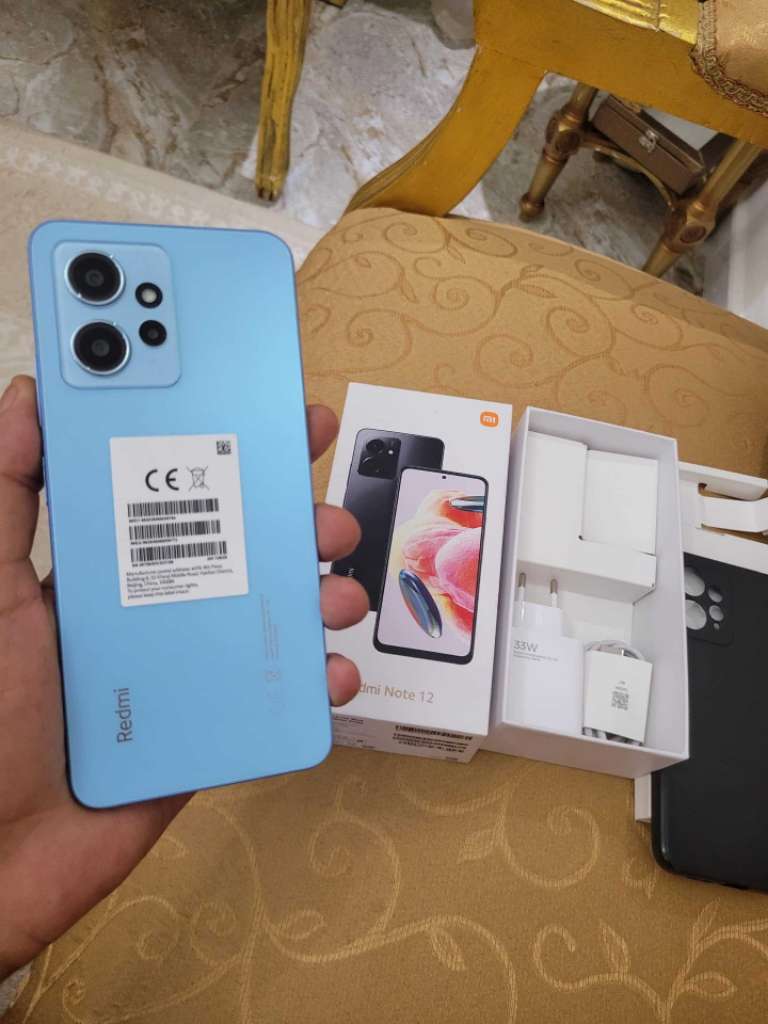 redmi note 12 très propre 
ram 8g+4
stockage 128g 

