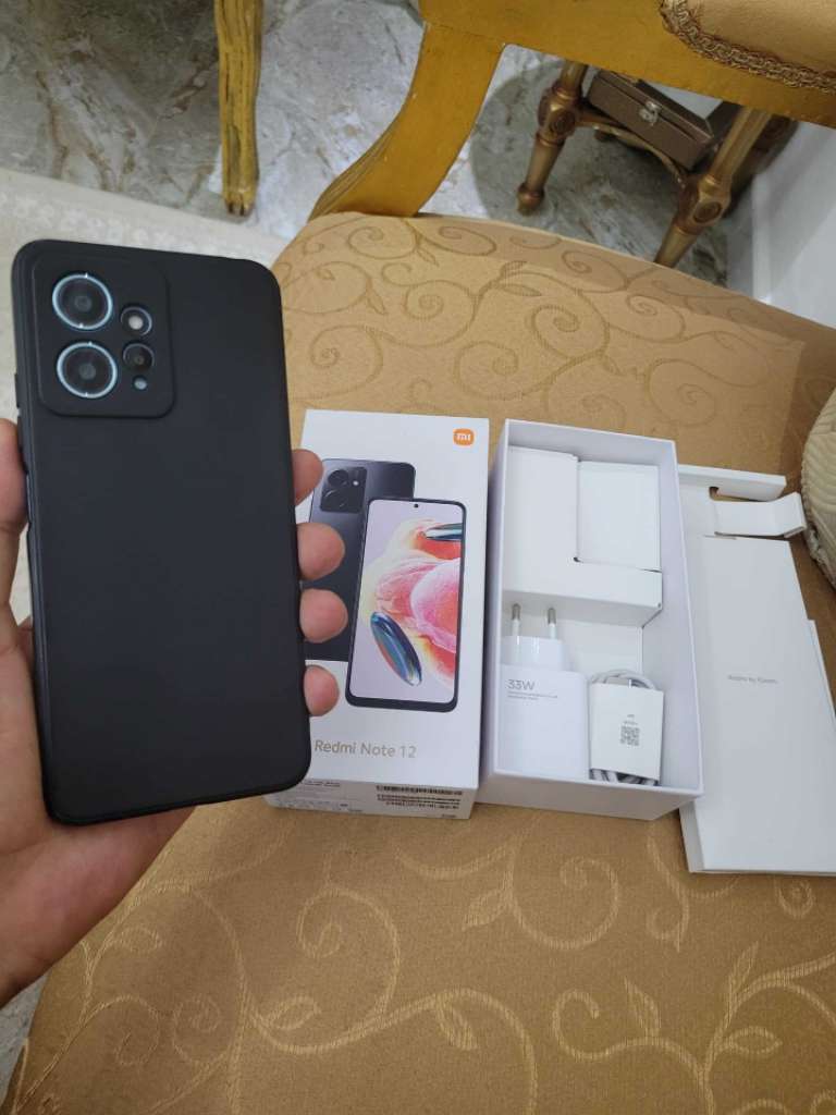 redmi note 12 très propre 
ram 8g+4
stockage 128g 

