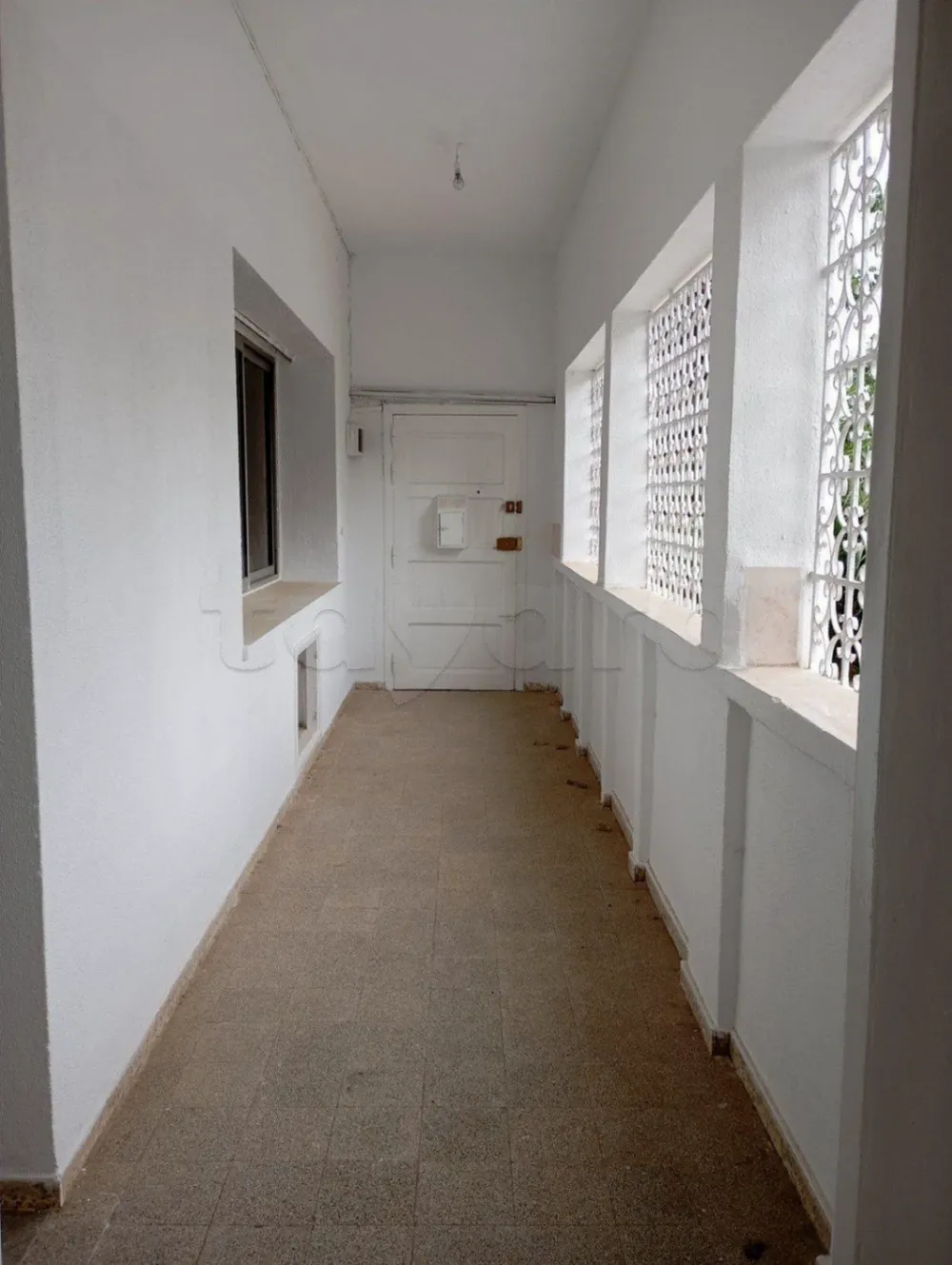 un appartement s+3 vide pour usage bureautique