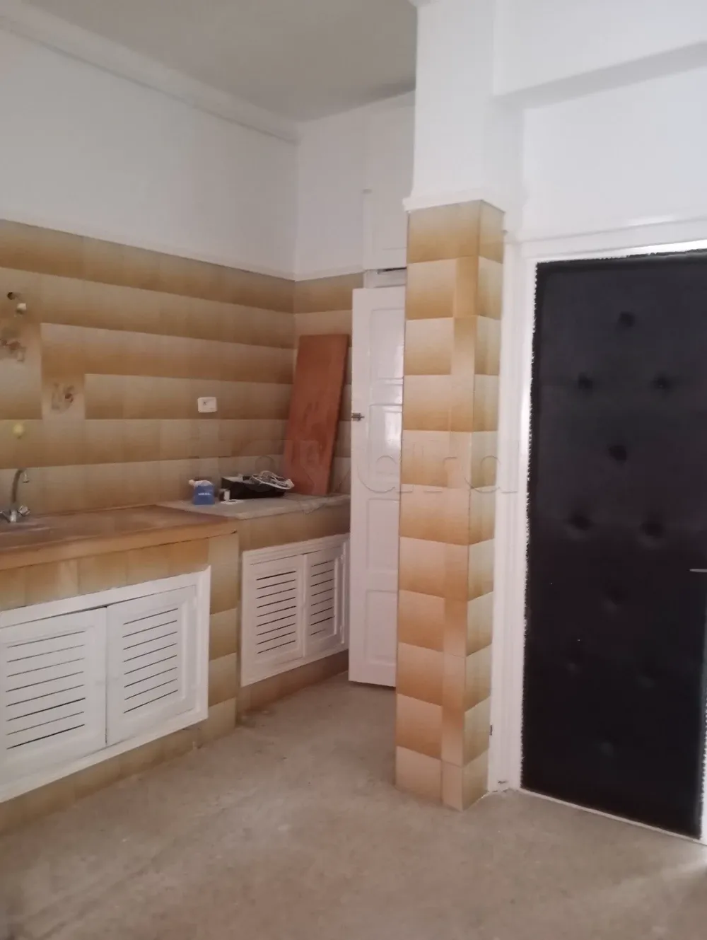 un appartement s+3 vide pour usage bureautique