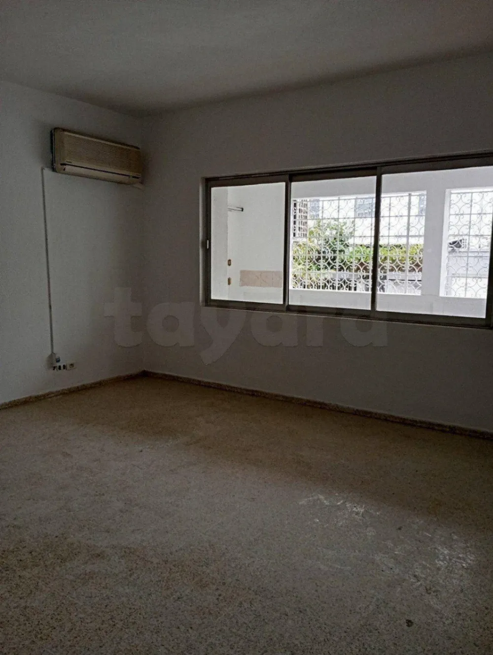 un appartement s+3 vide pour usage bureautique